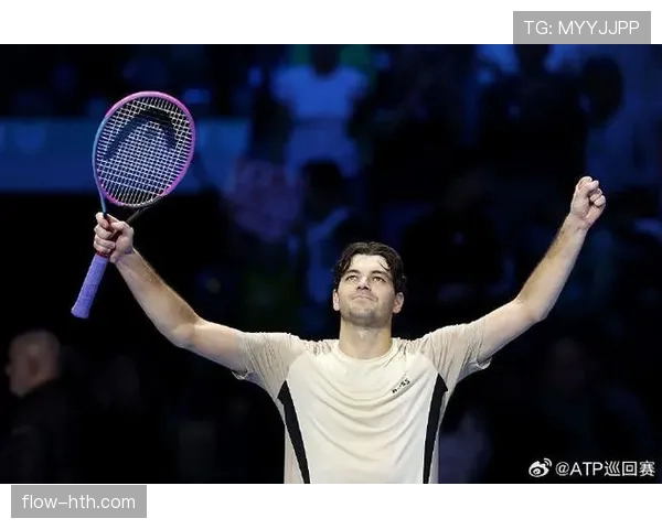 吉米·康纳斯硬朗进攻点燃球场，激烈对抗再现网坛激情